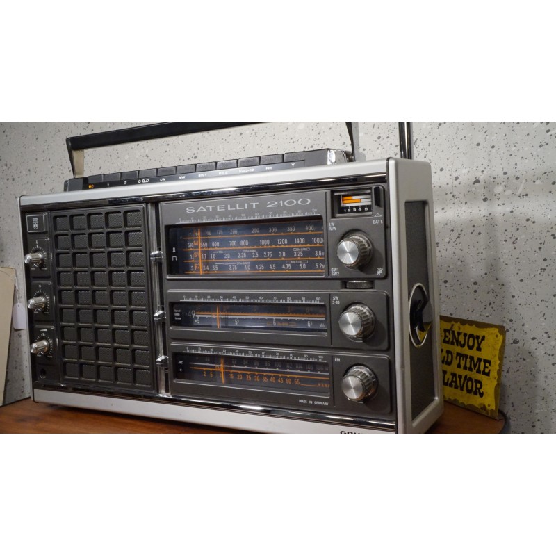 Hele mooie vintage Grundig Sattelit 2100 wereldontvanger Hele mooie vintage Grundig Sattelit 2100 wereldontvanger