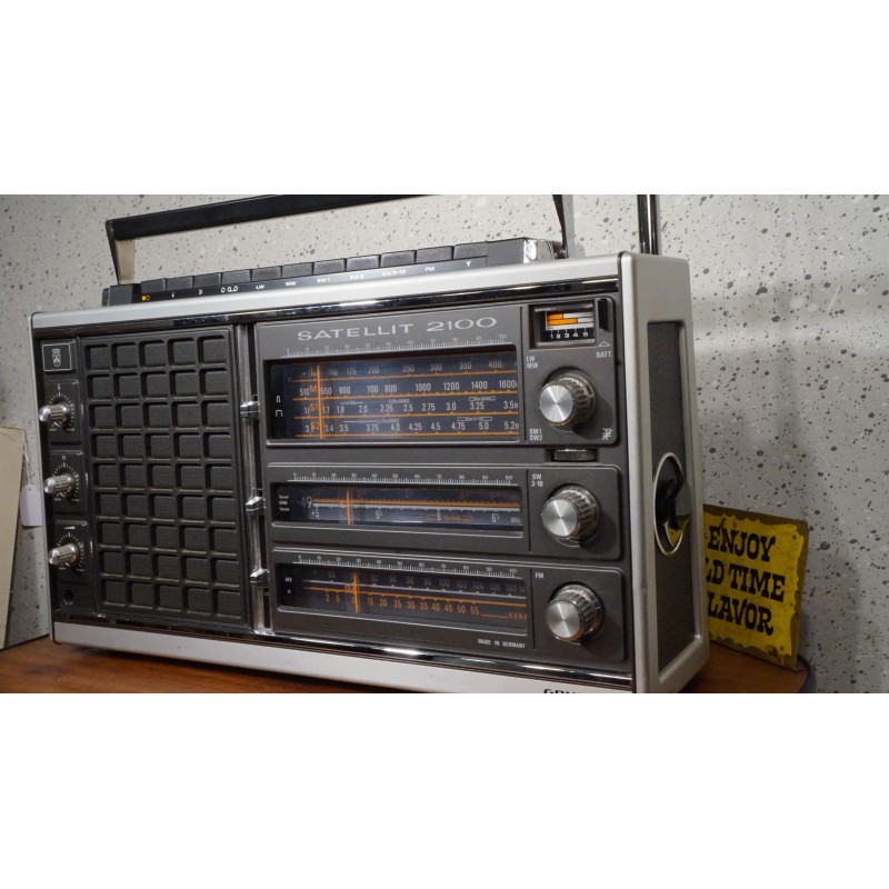 Hele mooie vintage Grundig Sattelit 2100 wereldontvanger