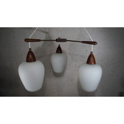 Prachtige hanglamp met 3 melkglazen kelkjes en hout