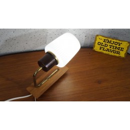 Leuk vintage wandlampje - Metaal en melkglas op hout