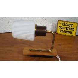 Leuk vintage wandlampje - Metaal en melkglas op hout